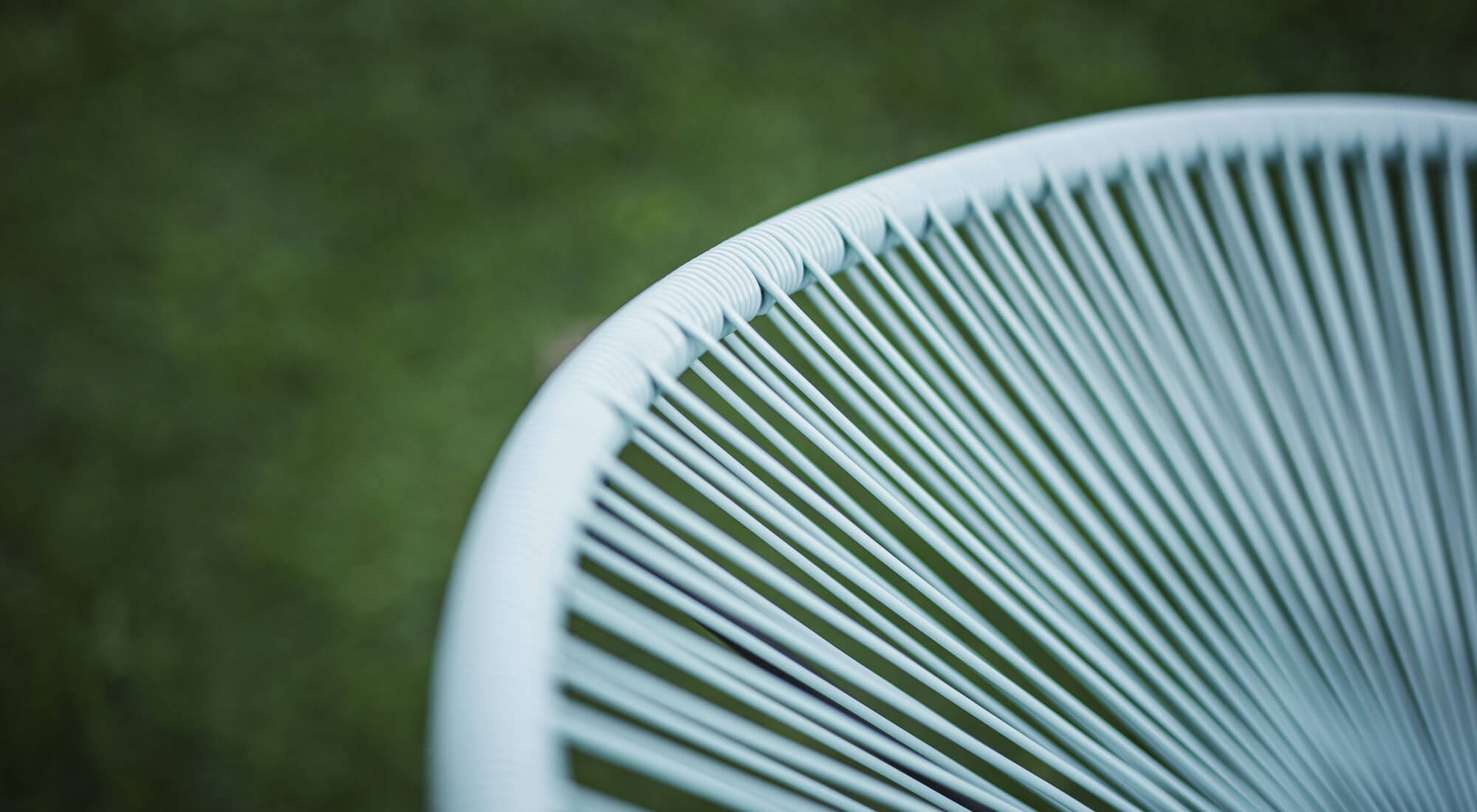 Bunter Stuhl auf grüner Wiese