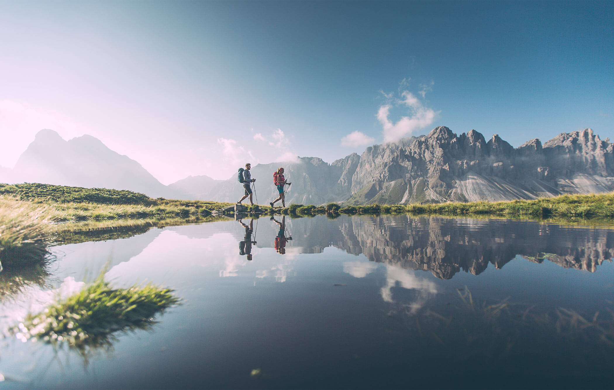 Wandern am Seeufer in den Dolomiten